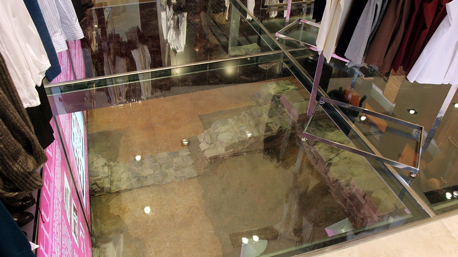 Fotografía de la inauguración de la tienda Sfera, en el año 2006, los restos de la domus en el sótano.