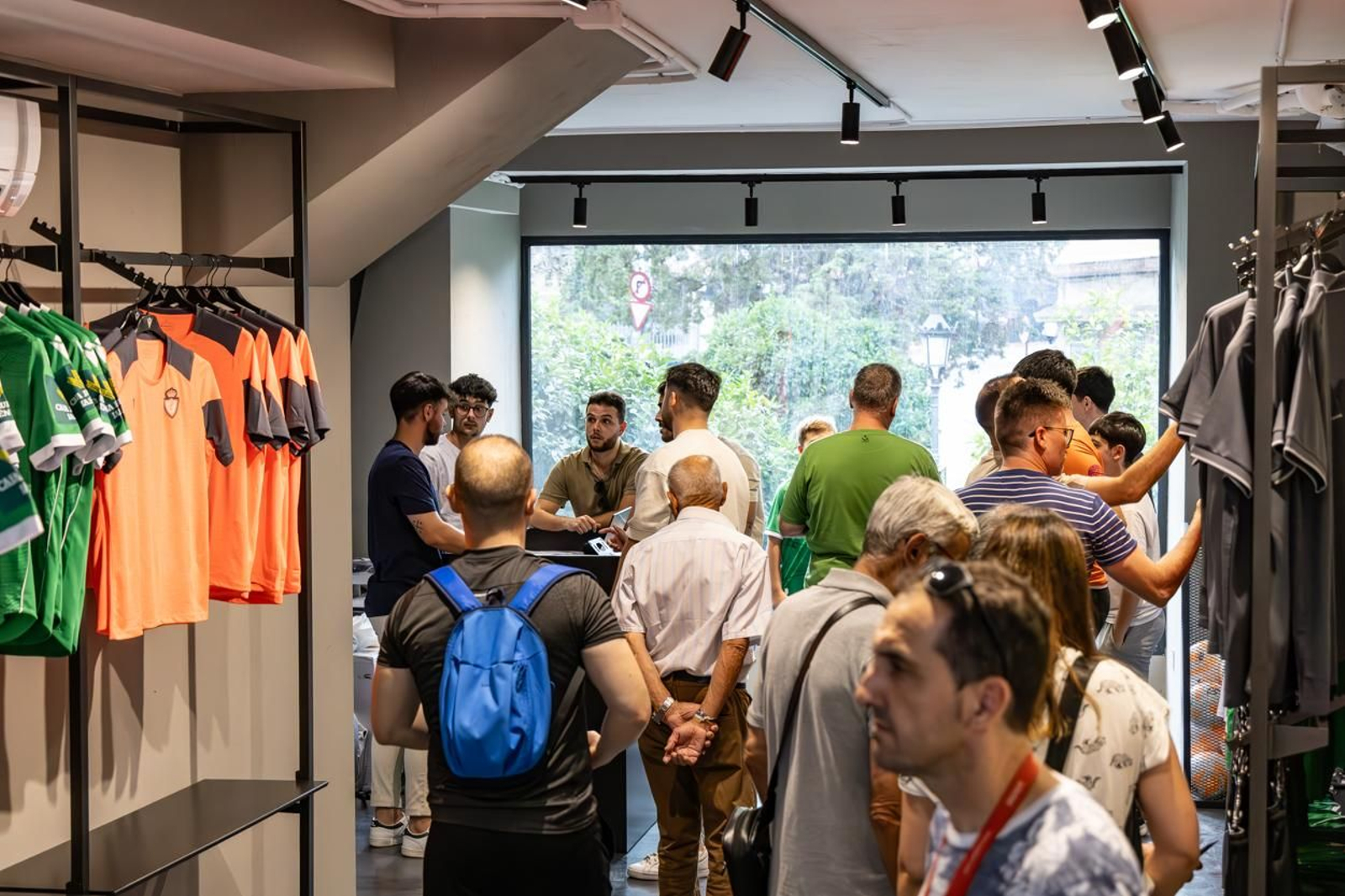 Así son las nuevas camisetas y la nueva tienda del Real Jaén, en imágenes