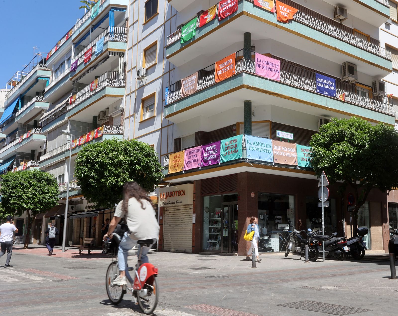 Banderolas y colgaduras en los balcones de Los Remedios