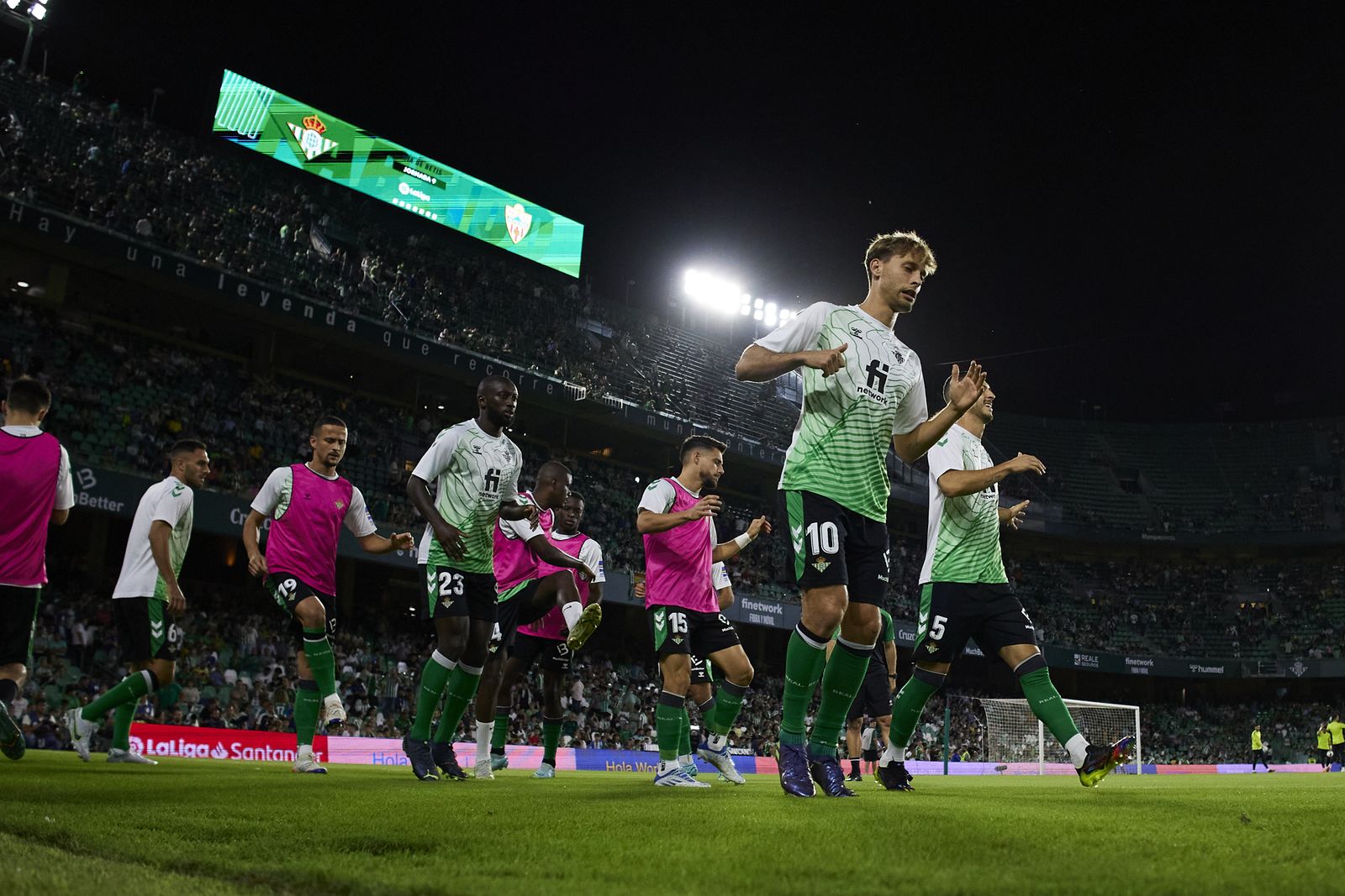 Un mosaico de luces verdes y blancas entonando la versión bética de 'Quédate'