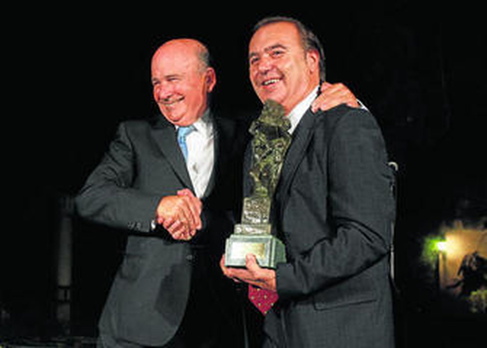 Julio Cuesta, presidente de la Fundación Cruzcampo, felicita a Manolo Franco, ya con su Compás.