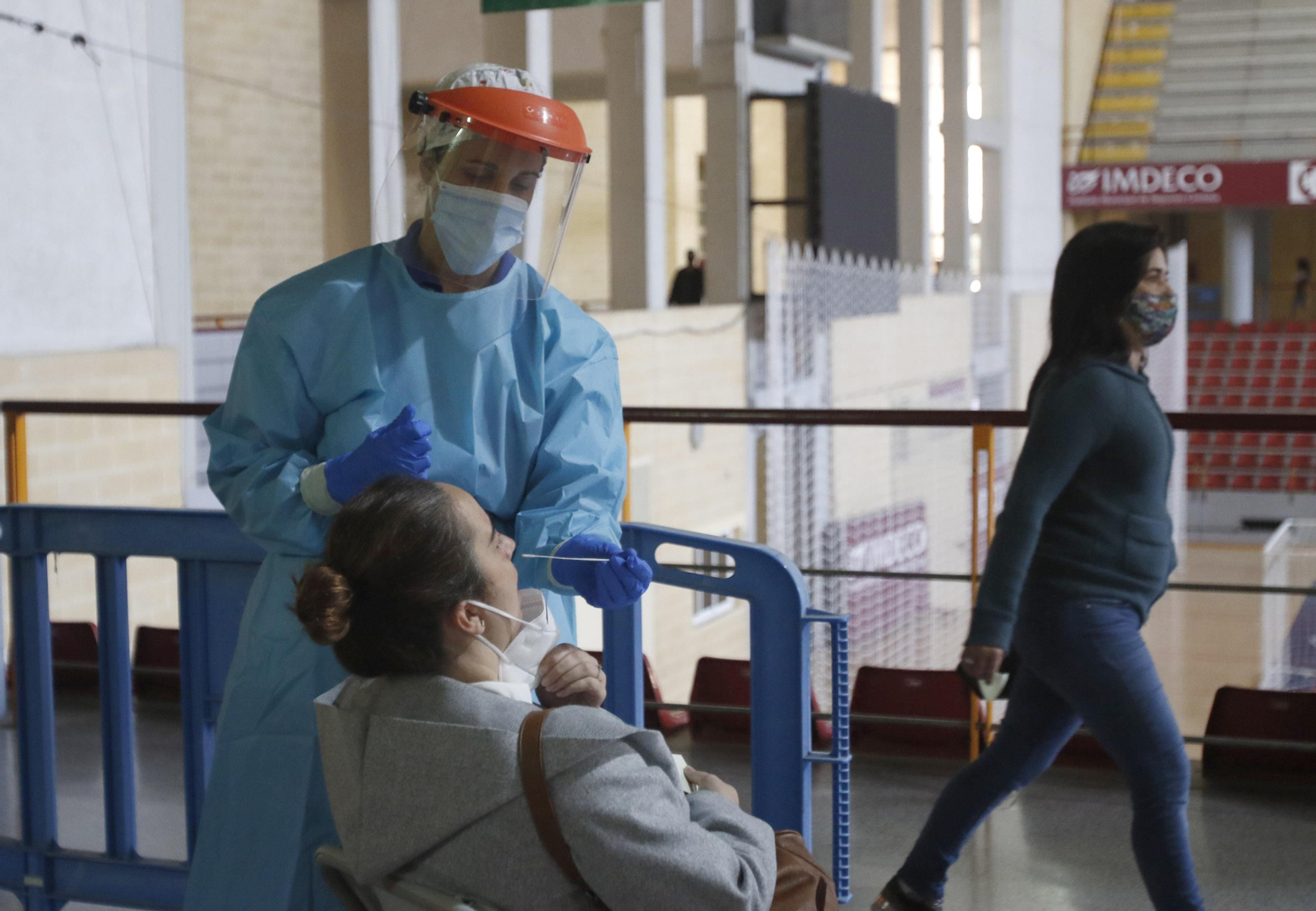 Un profesional sanitario durante el cribado en Vista Alegre.