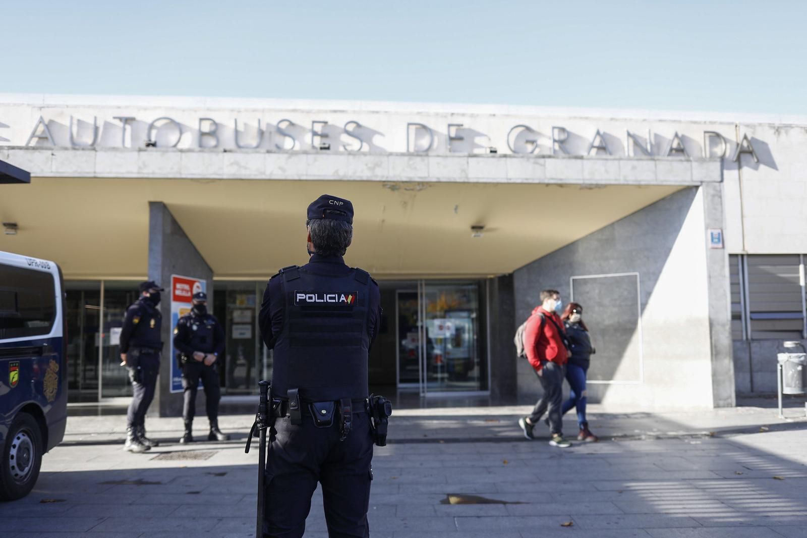 Las siete diferencias de una Granada confinada: fotos del primer día de cierre perimetral