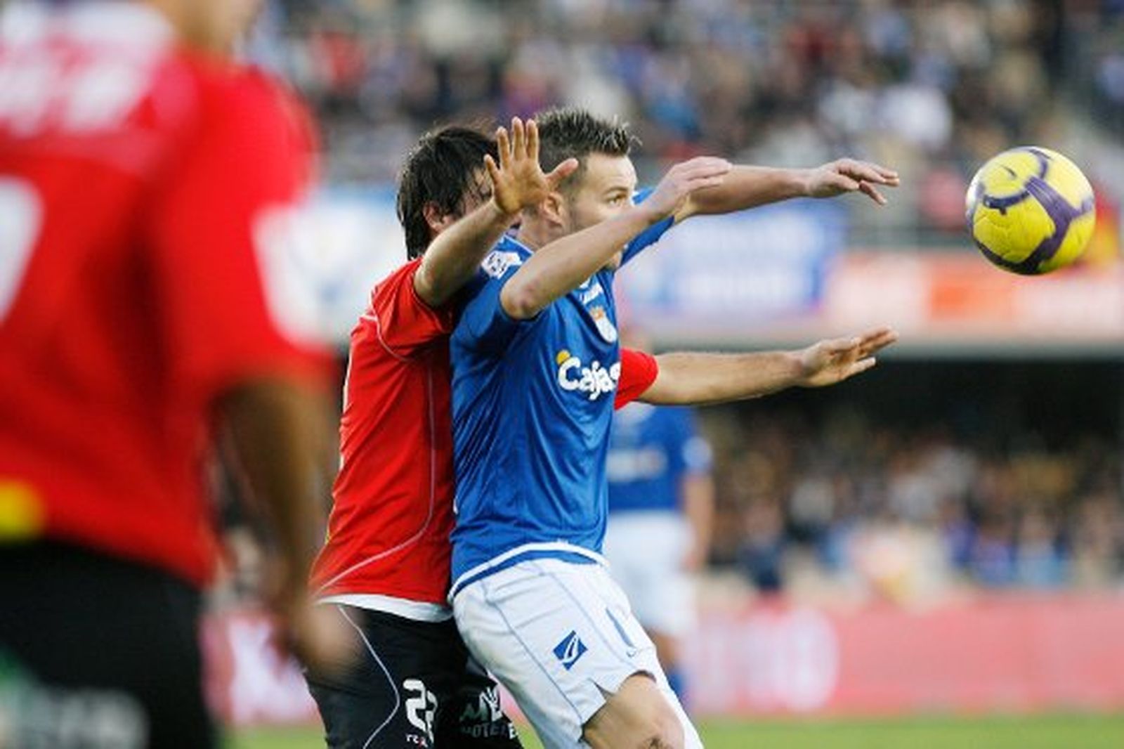 Antoñito protege el balón en una acción en la segunda parte. Gorosito dio entrada al delantero sevillano en el descanso y cuajó una buena actuación.

Foto: Pascual