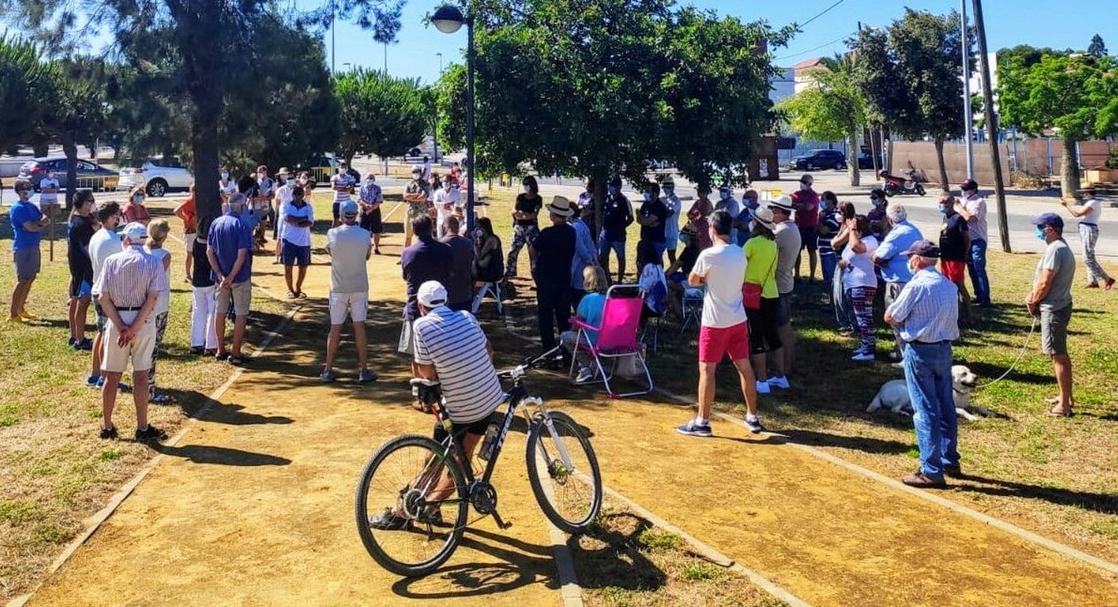 La concentración de vecinos de La Jara celebrada este sábado en la zona de Jaramar.