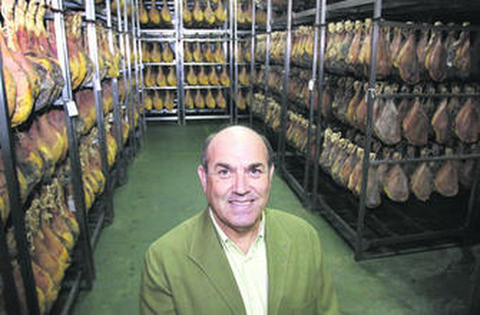 Federico Beltrán posa en el secadero de jamones que tiene Famadesa en la fábrica de Campanillas.