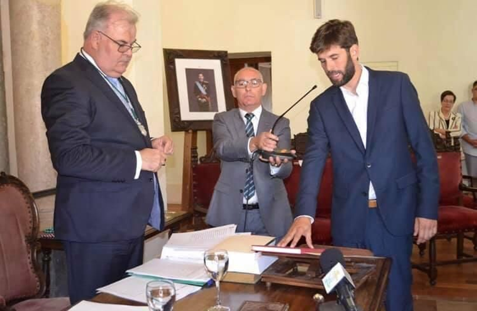 Francisco Araujo promete su cargo como concejal, el pasado junio en el Pleno de investidura.