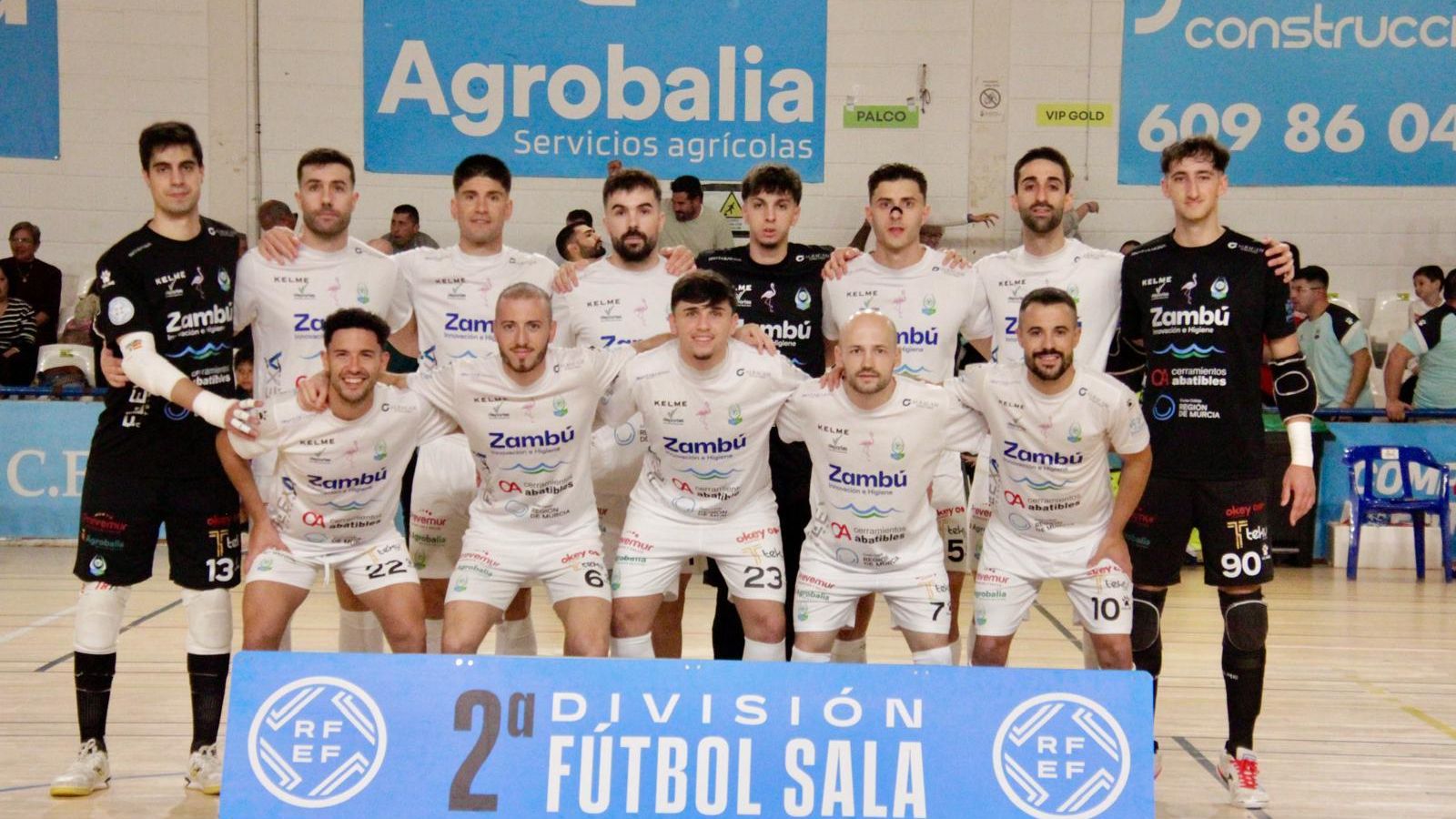 Los jugadores del conjunto murciano posan en el centro de la pista antes del comienzo del encuentro.