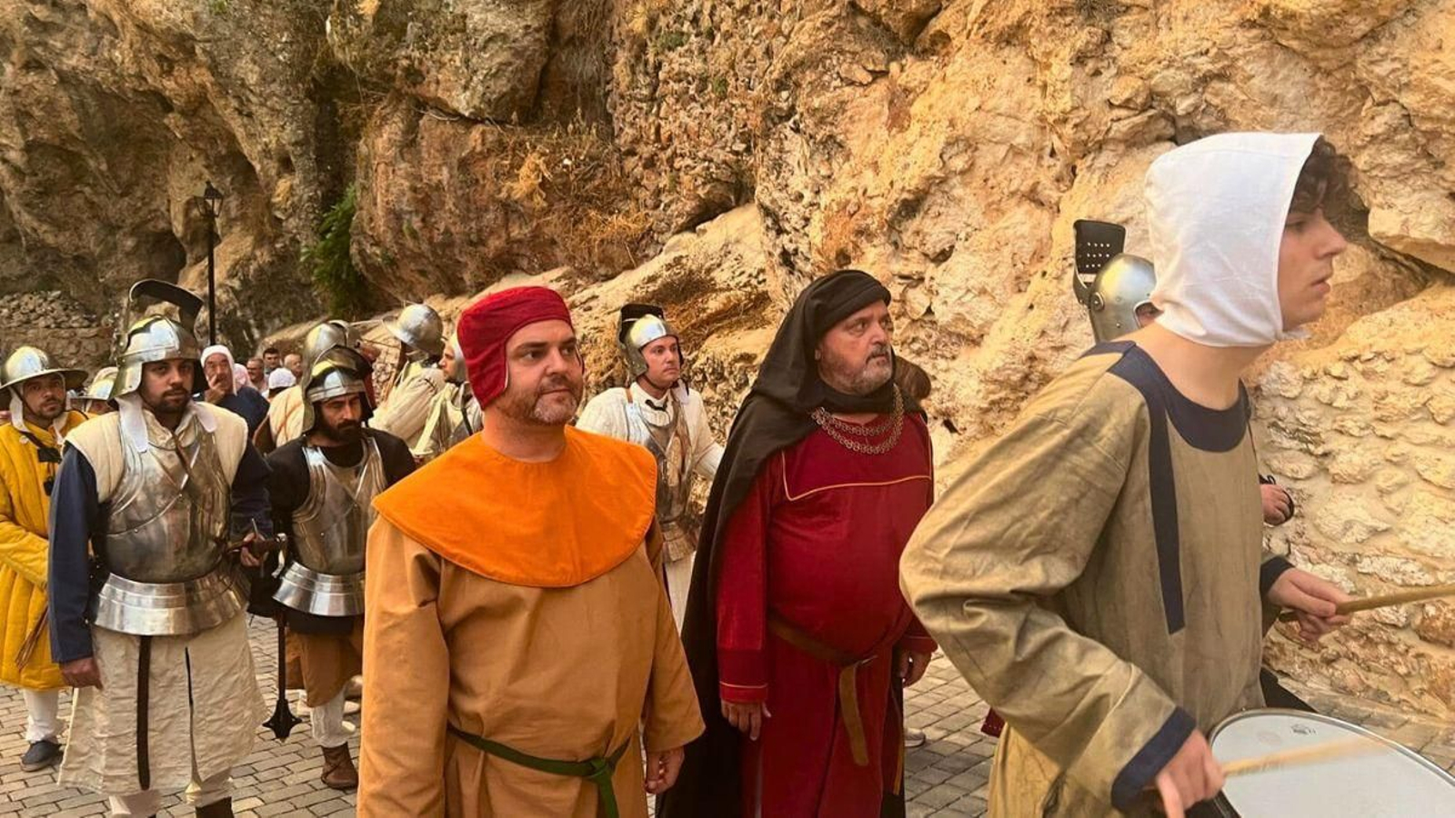 Una de las comitivas participantes en la recreación se dirige al Castillo de Hornos de Segura.