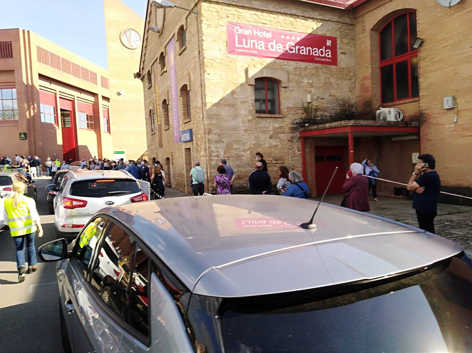 Las colas de la vacuna: Fermasa se colapsa con filas interminables de coches y personas