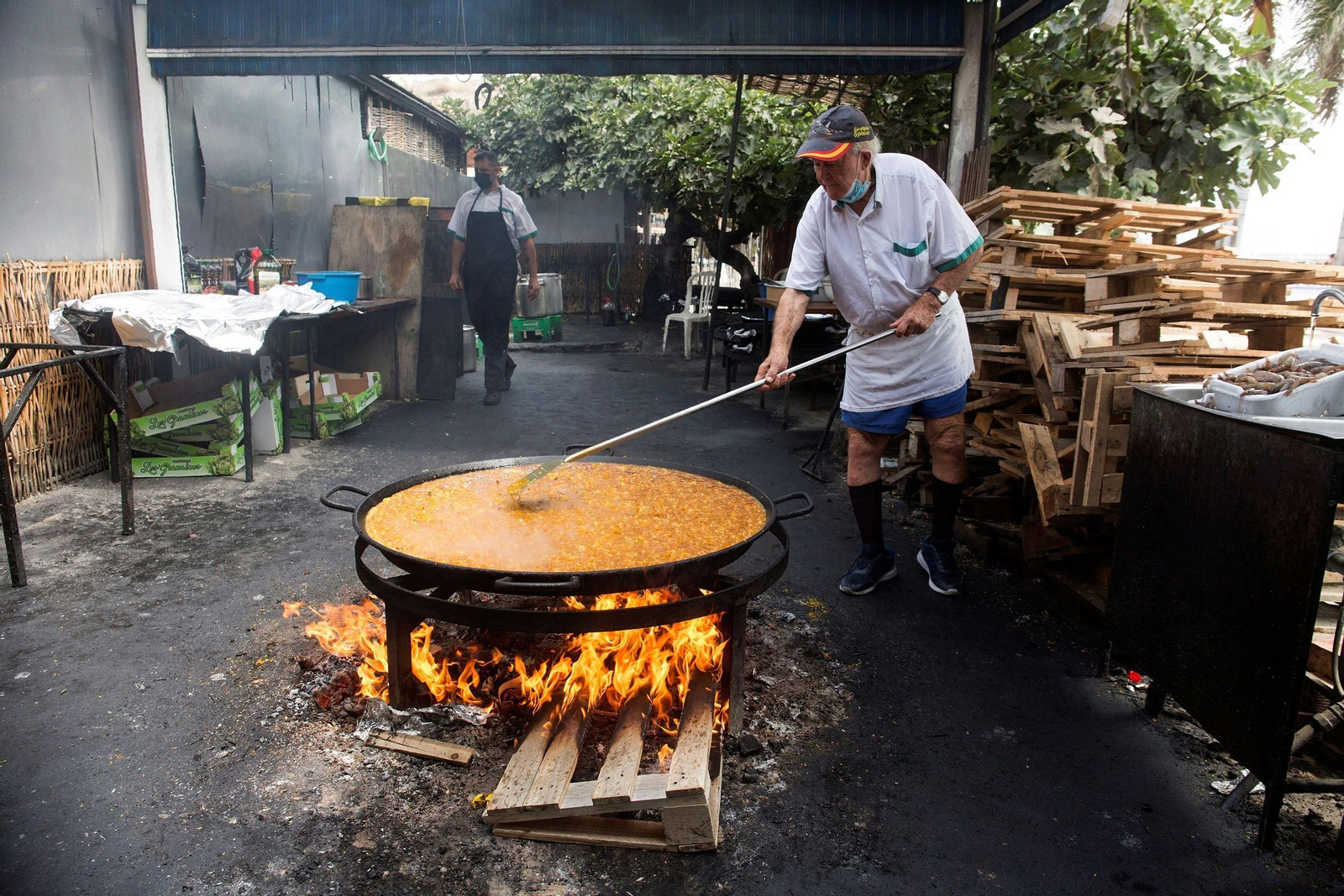 El empresario Franc'Ayo' cocina una de sus paellas en el chiringuito donde se rodó parte de la serie.