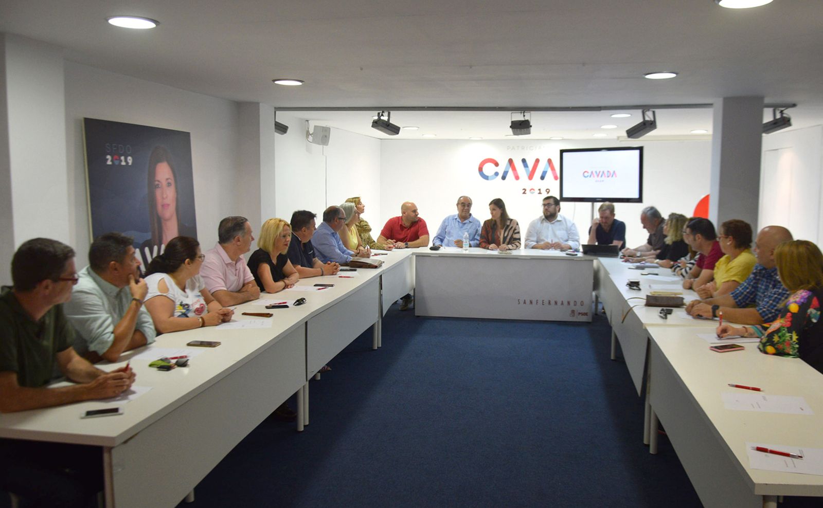 Cavada, al fondo, en una reunión de la ejecutiva del PSOE de San Fernando celebrada ayer lunes.