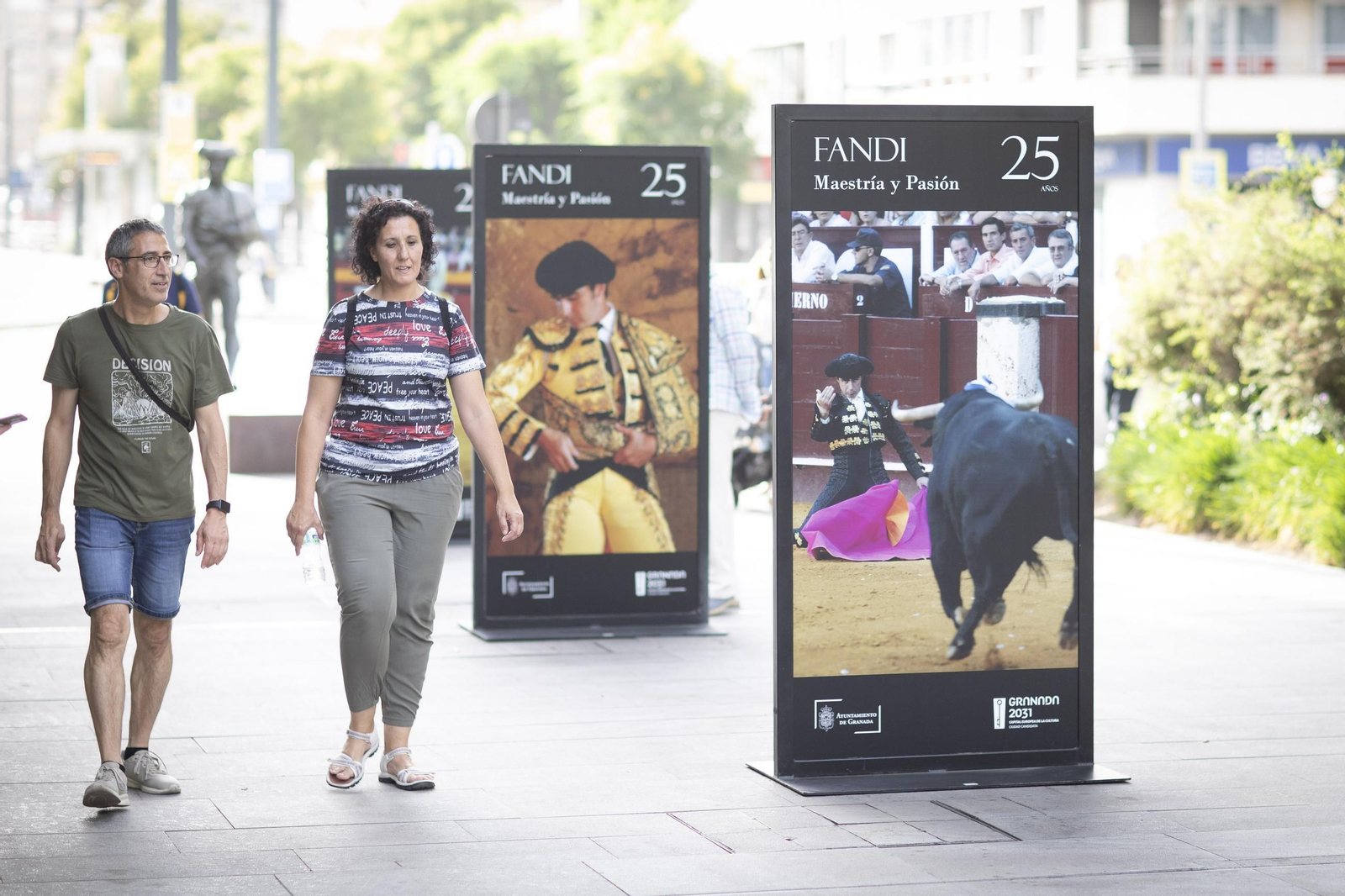Las imágenes de la nueva exposición al aire libre que rinde homenaje a “El Fandi” en Granada