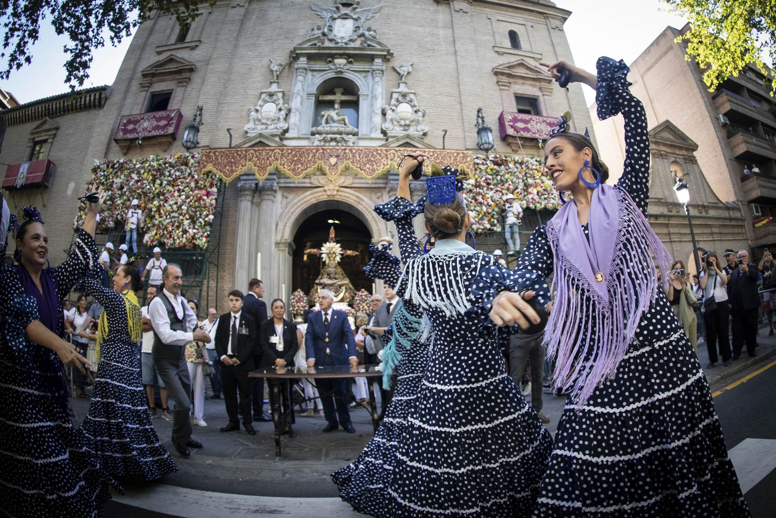 La ofrenda floral a la Virgen de las Angustias, patrona de Granada, en imágenes