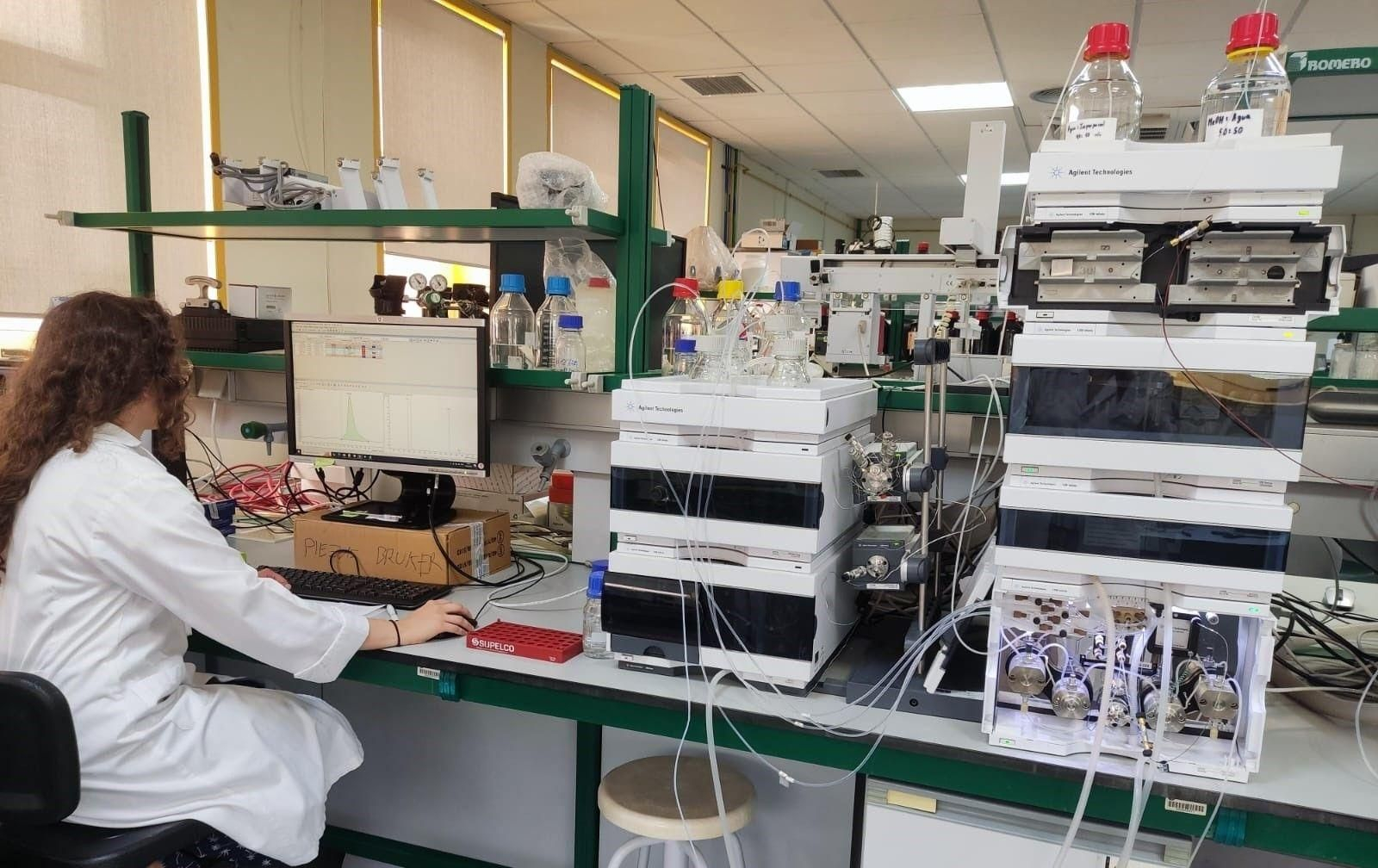 Investigadora en un laboratorio.