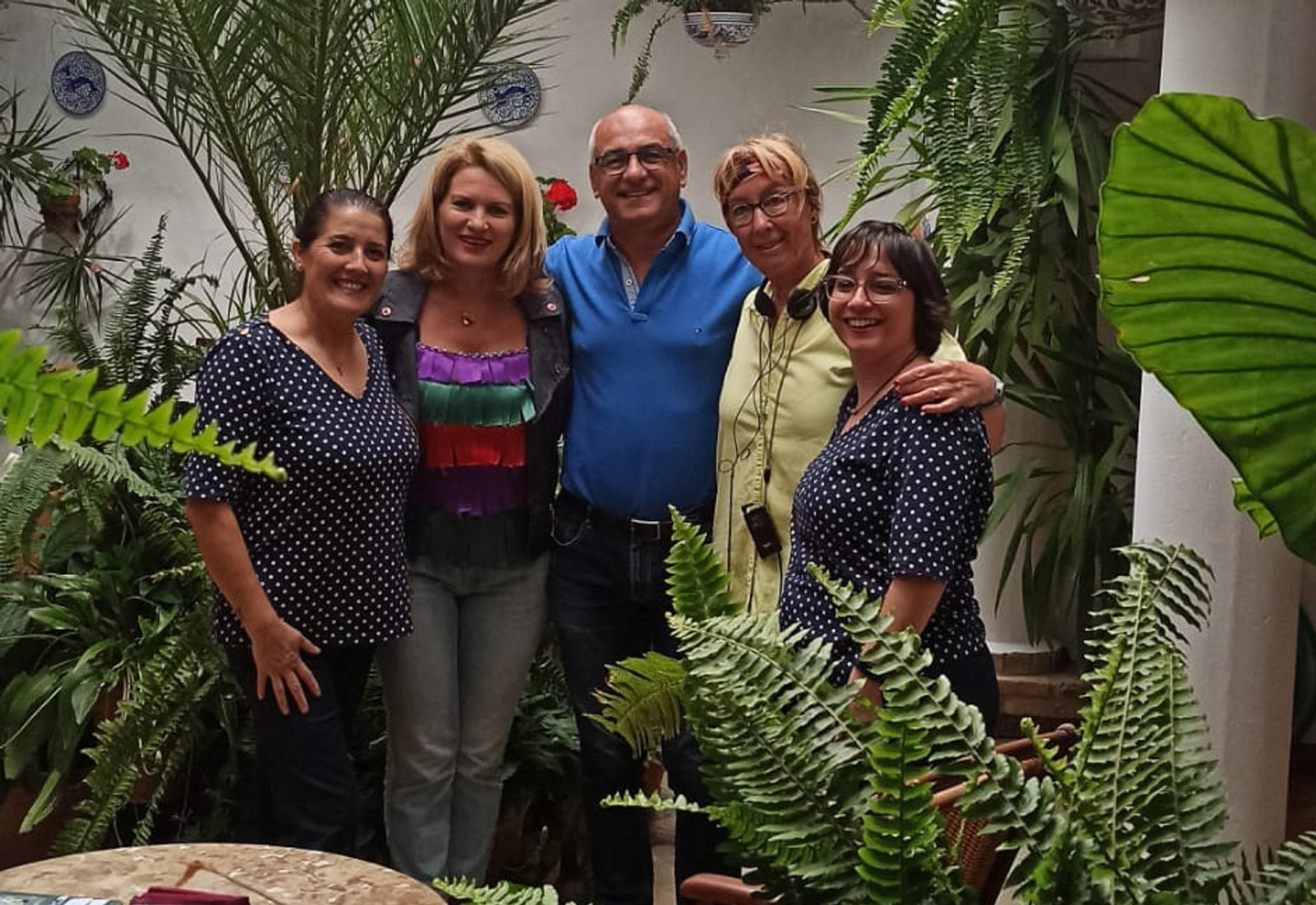 La familia Vanlingen con la directora del Hotel Almadraba.