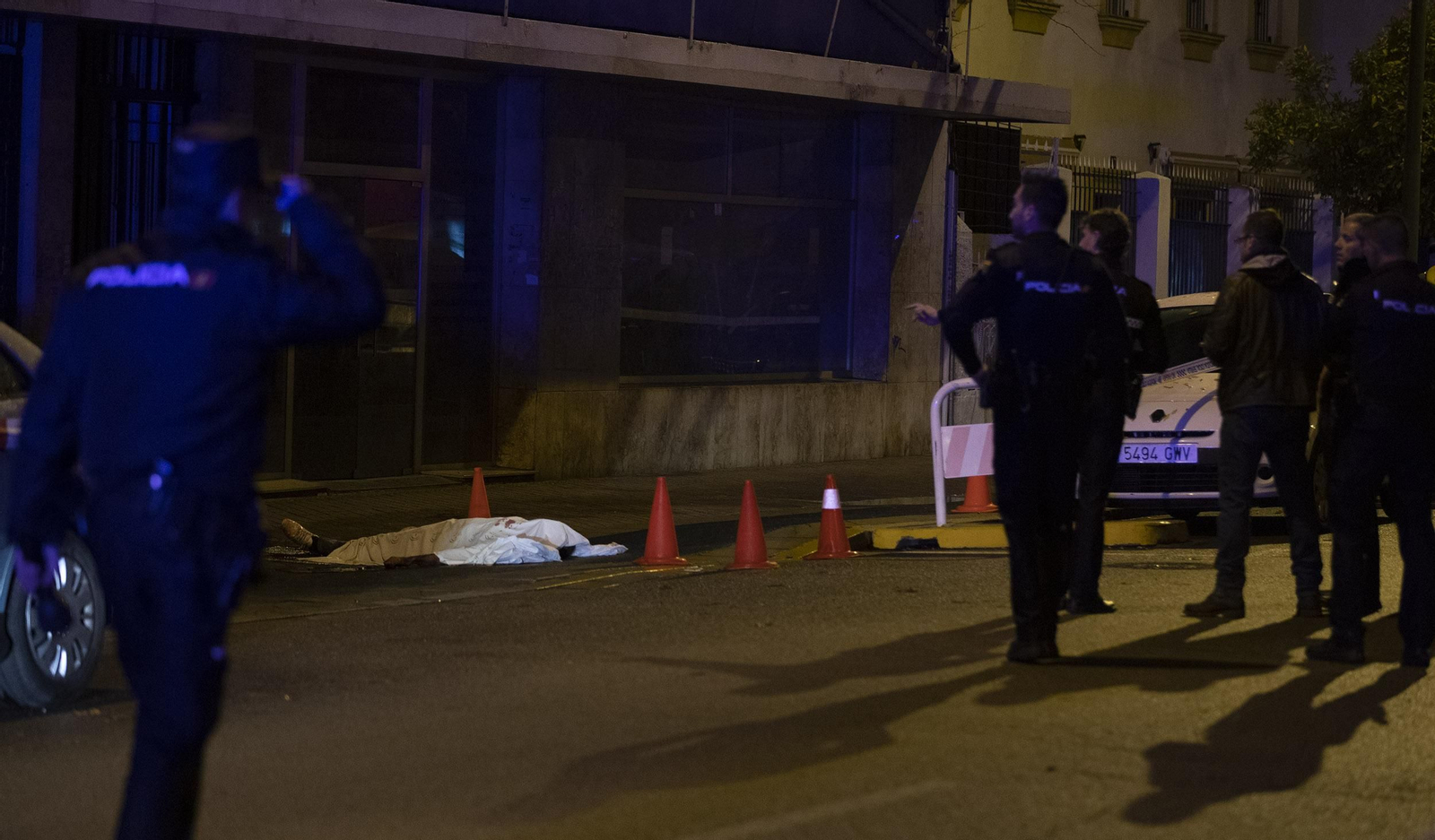 Fotos del suceso ante la comisaría de la Policía Nacional en Nervión