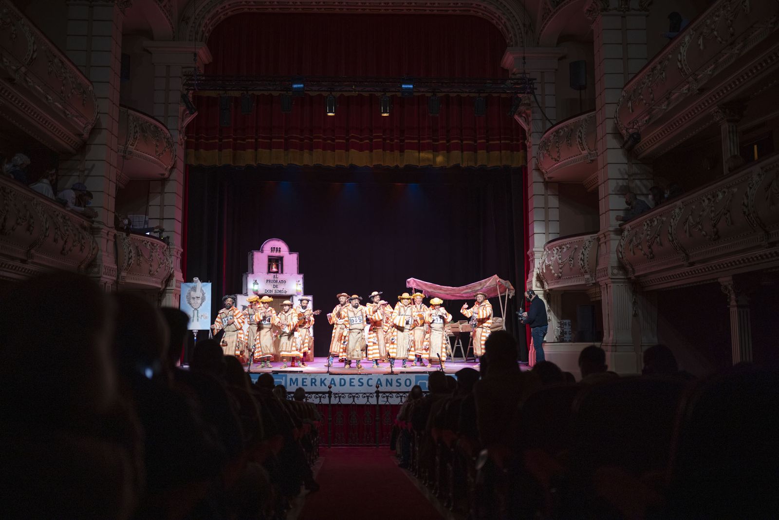 Imágenes de la actuación de la murga de Sanlúcar la Mayor 'El priorato de Don Simón' en el Carnaval Colombino