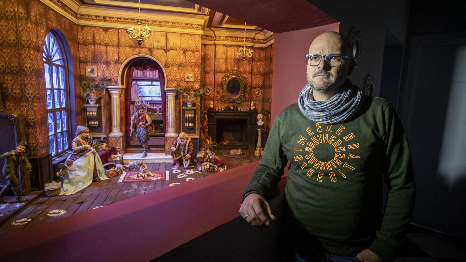 El belenista José Manuel Coto, junto al belén victoriano que instaló en 2018.