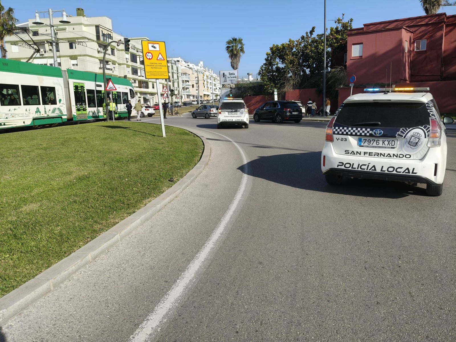 La Policía Local de San Fernando en el lugar del accidente con el tranvía