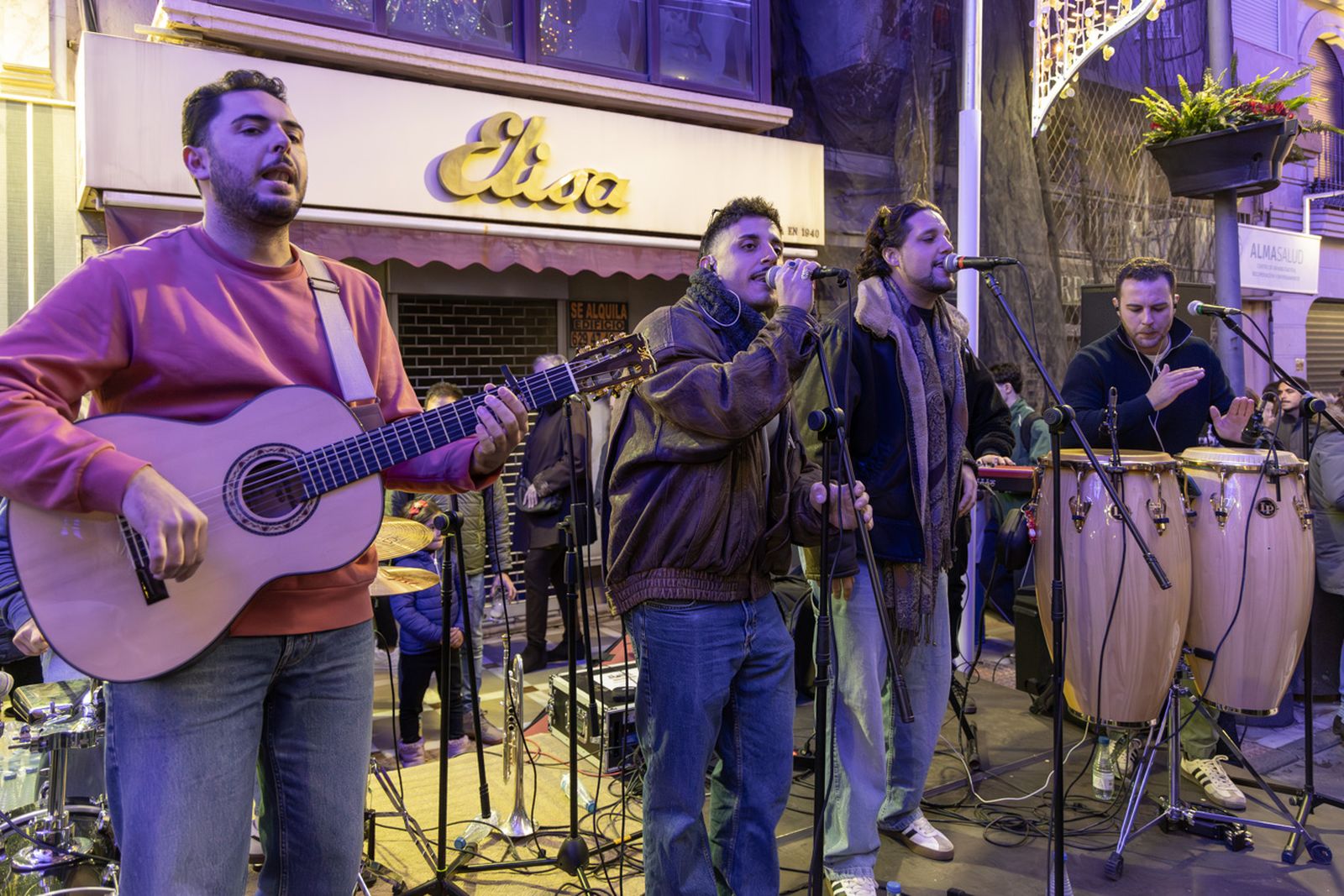 Así disfruta Jaén del concierto extraordinario a pie de calle: "Son de Vida"