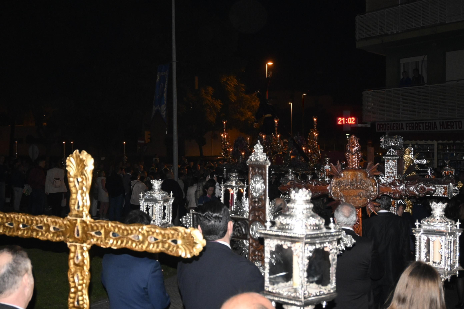 El Vía Crucis de la Semana Santa de Huelva, en imágenes