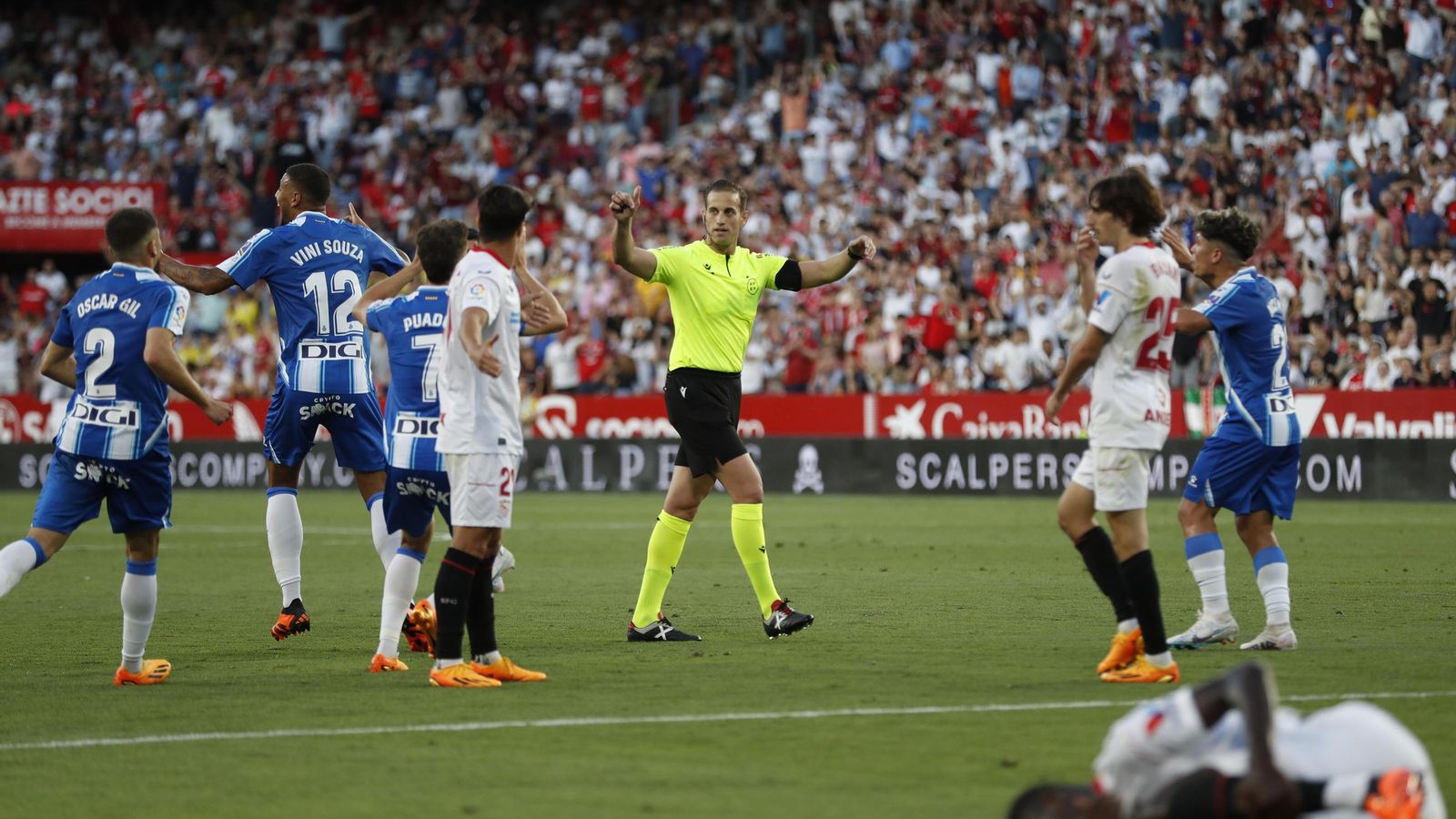 Alberola decreta el punto de penalti tras el pisotón de Vini Souza a Gueye.