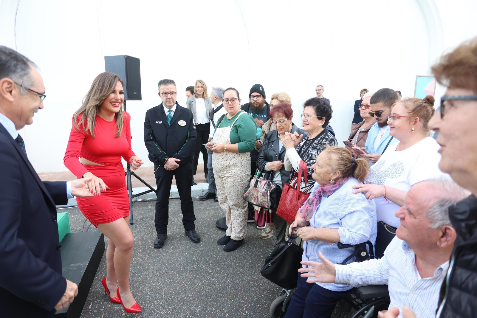 Laura Gallego firma discos y canta en el 40 aniversario de El Corte Inglés