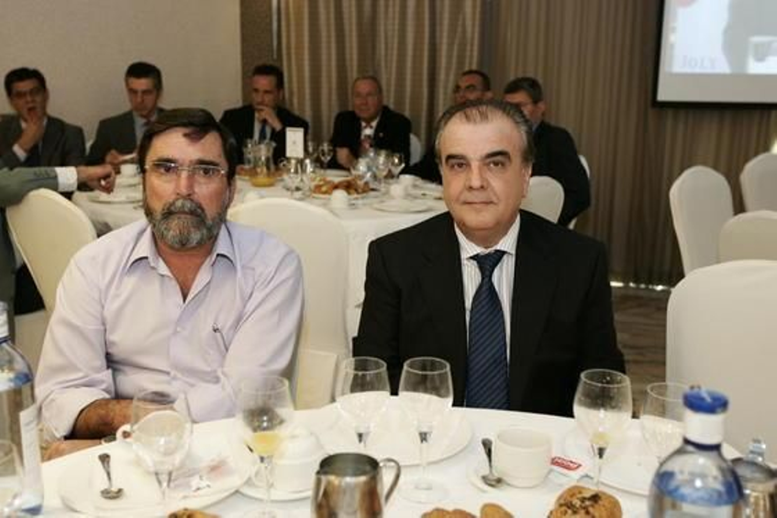 Juan Martínez (Partido Andalucista), al lado de Lorenzo Espinosa (Morera Plastimer), en la mesa de Granada Hoy, durante el transcurso del desayuno informativo

Foto: Rafael G. / Javier Alonso