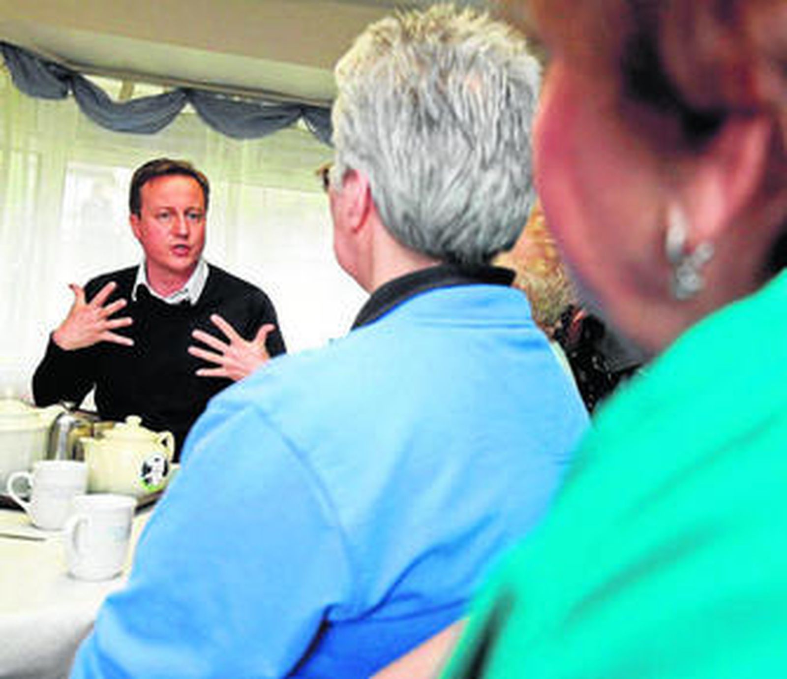 Cameron, ayer, en un encuentro con ancianos en una residencia de Halifax.