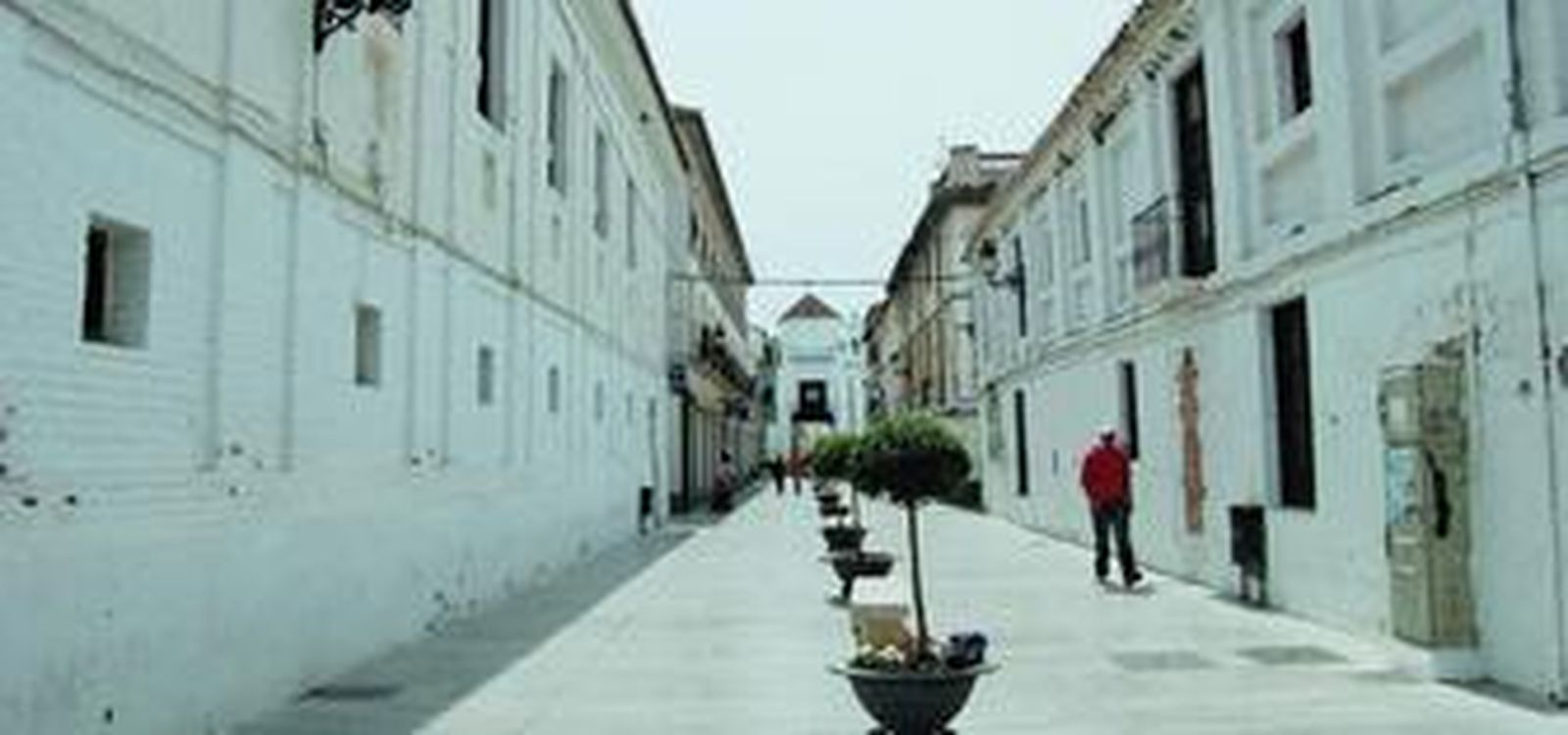 1, 2, 3 y 5. Cuando fundaron los Reyes Católicos Santa Fe de la Vega en 1491 tenían muy claro su objetivo: Granada. Para ello, decidieron construir el único establecimiento importante de nueva planta levantado por los cristianos a raíz de la guerra y conquista de Granada. Así surgió Santa Fe, como una plaza militar, cerrada, con vocación defensiva. 4. Los autores del libro, en el Centro Damián Bayón. 6. Iglesia del municipio /FOTOS: N. MARTÍN