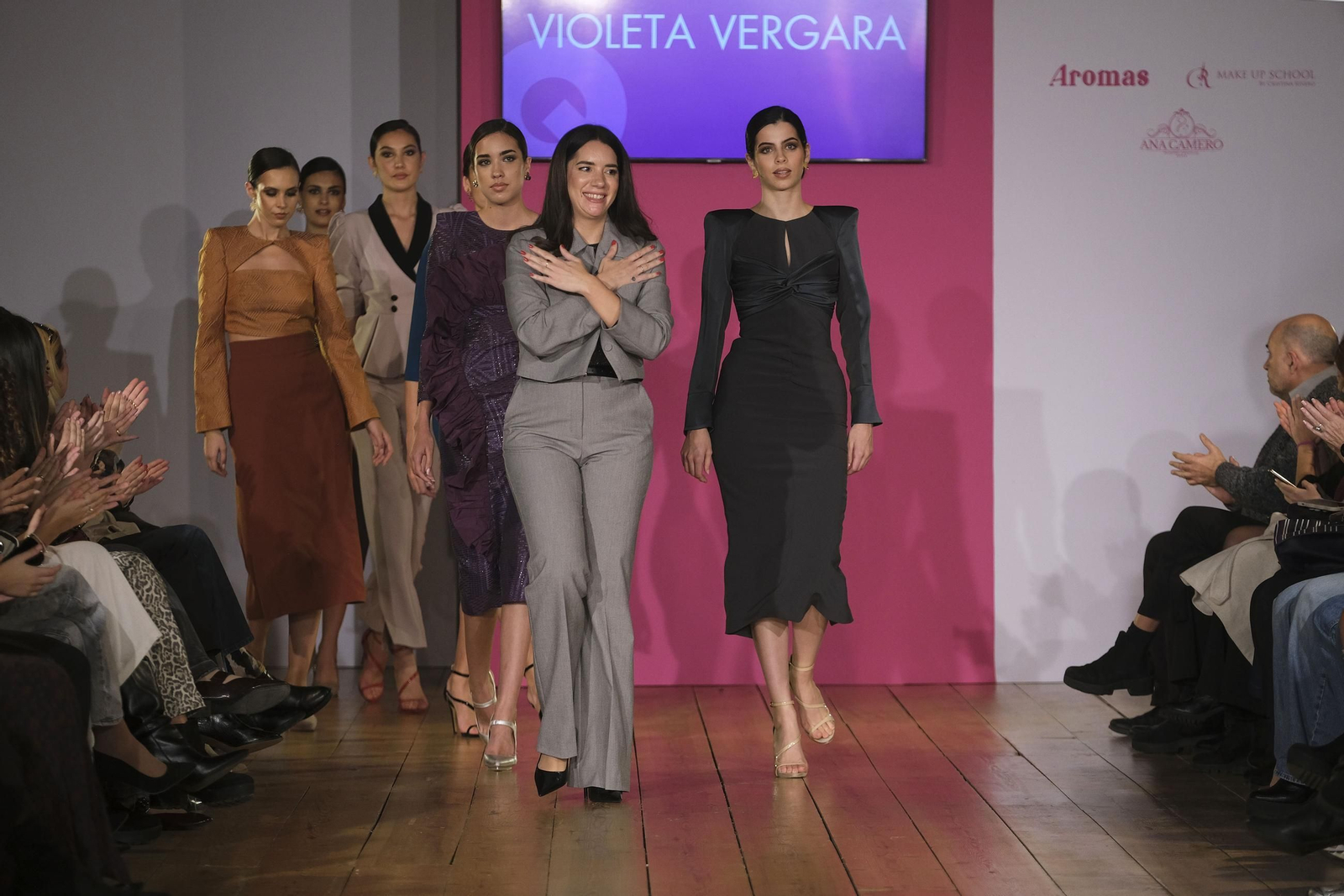 Sobriedad y minimalismo en las invitadas de Violeta Vergara