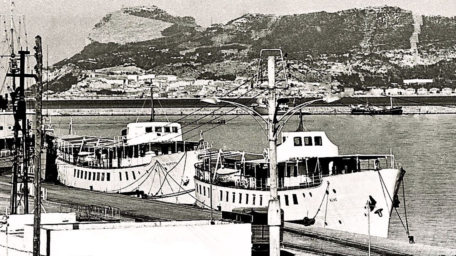 Puerto de Algeciras, 1970. El 'Aline' y el 'Punta Europa' atracados poco después de cerrar la Verja de Gibraltar en 1969 y de cesar el transporte marítimo que trasladaba todos los días a cientos de trabajadores.