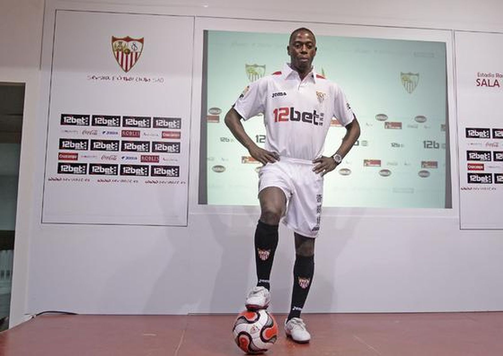 Doba posa con las manos en la cintura y pisando el balón. 

Foto: Antonio Pizarro/Agencias