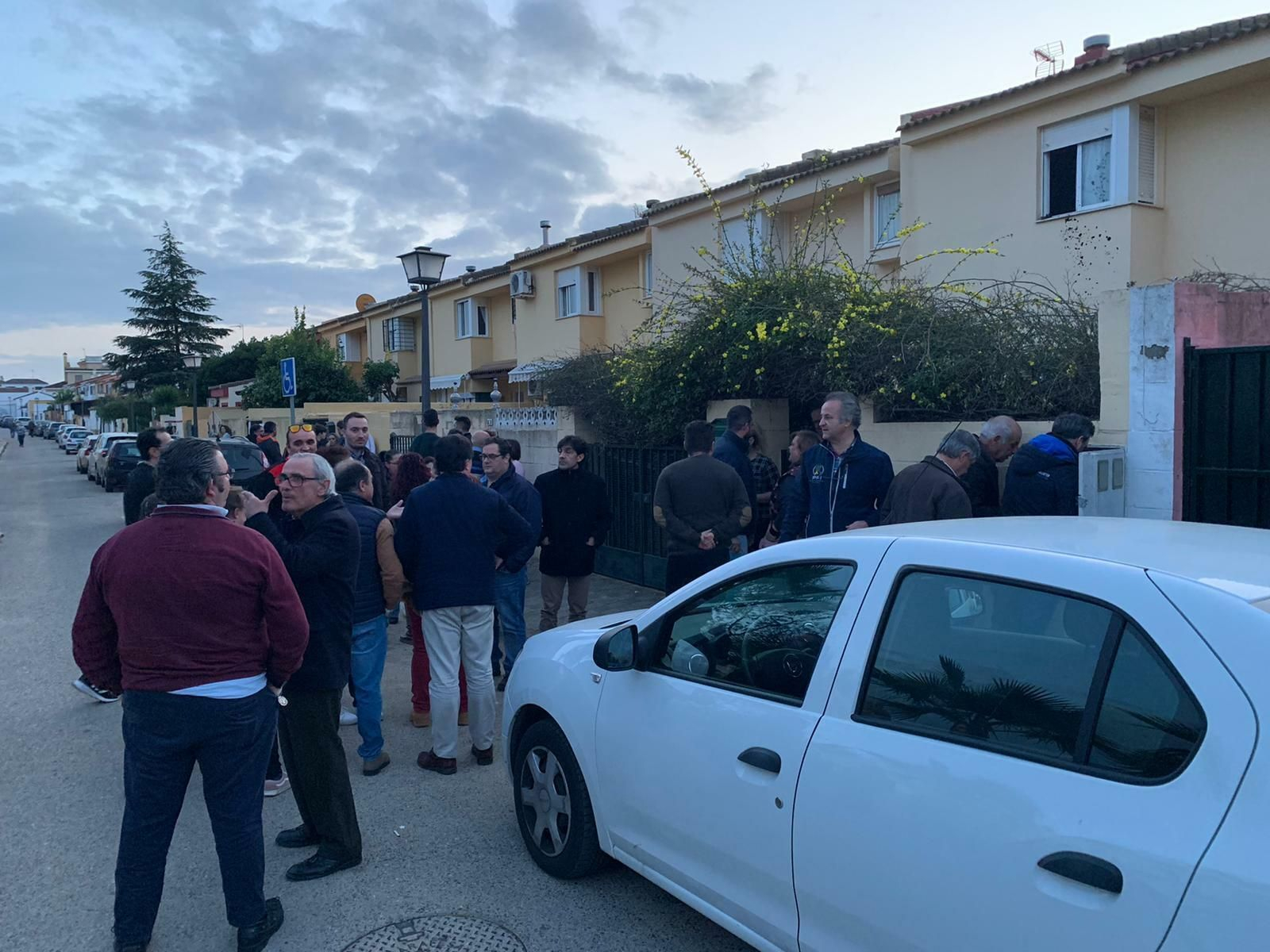 Una foto de la concentracón del sábado ante la vivienda, distribuida por Vox.