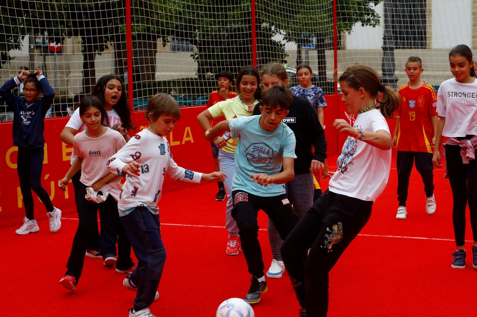 Los colegios de Córdoba disfrutan de la Fan Zone de la selección española, en imágenes