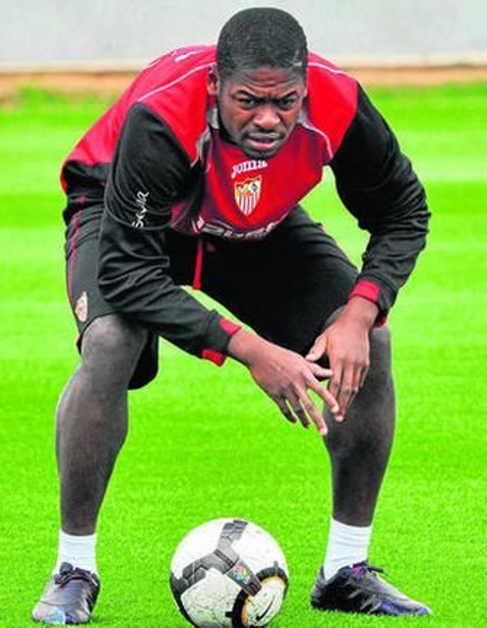 Romaric se agacha mientras mira la pelota.