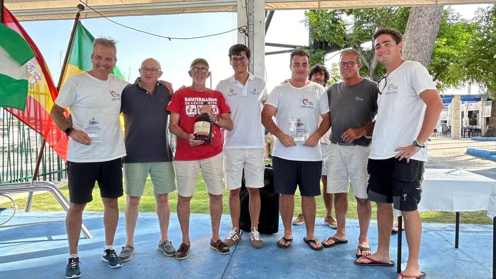 Los regatistas de 'Pantalán Zero' posan como campeones de la competición.