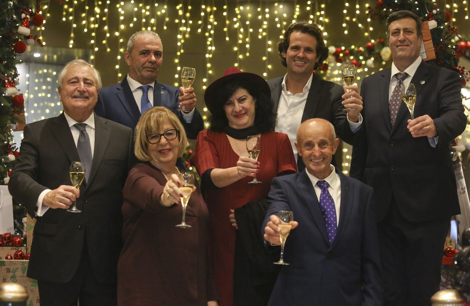 José María Marín Delgado, Eloy Cano, Adelaida de la Calle, Aurora Luque, Juan Urdiales, Salvador Pérez ‘Senderito’ y Ernesto Pimentel brindan por el nuevo año.