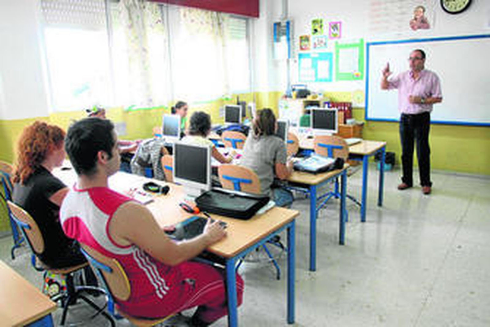 Un grupo de alumnos en el Centro de Educación Permanente El Torcal.