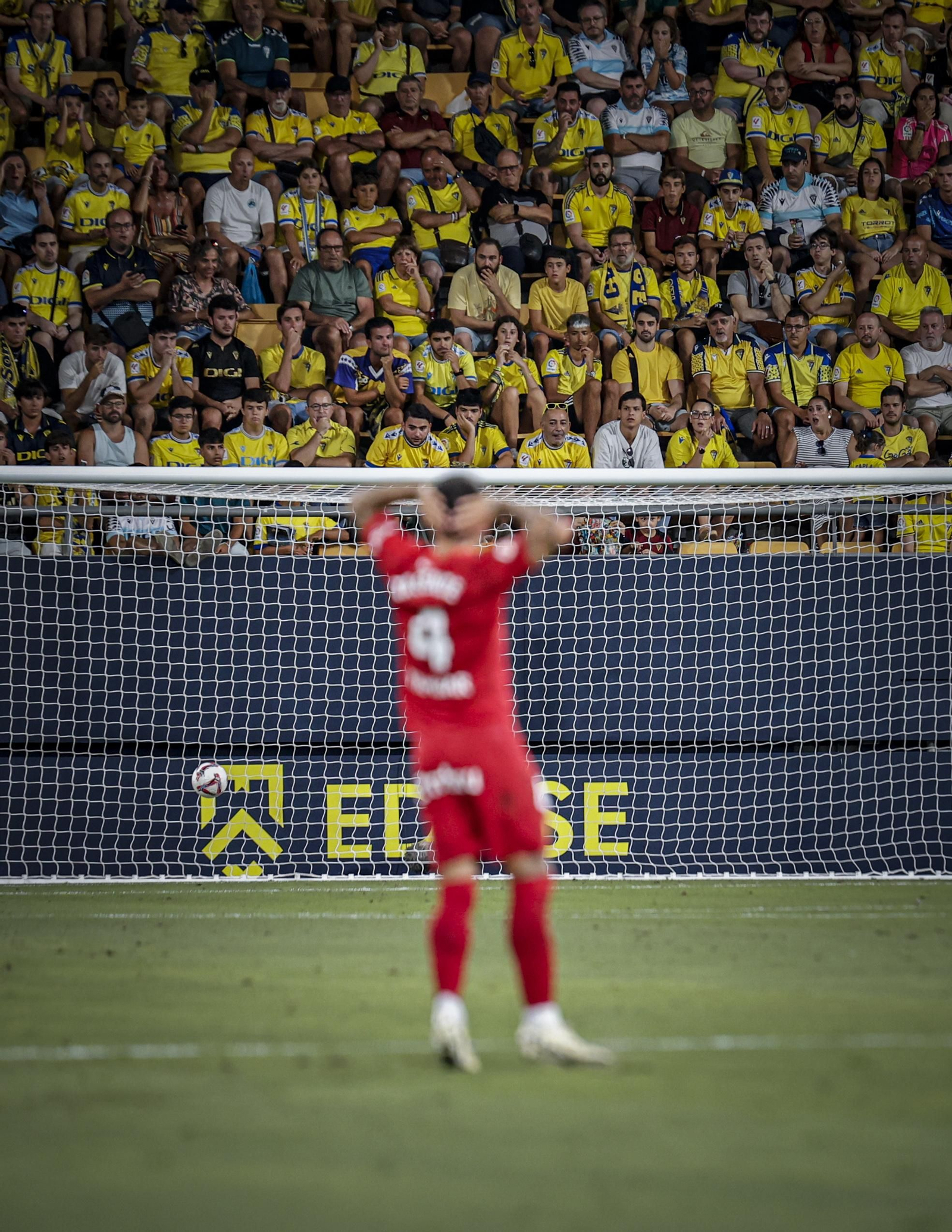 Búscate entre las fotos del partido de fútbol entre Cádiz CF y Real Zaragoza