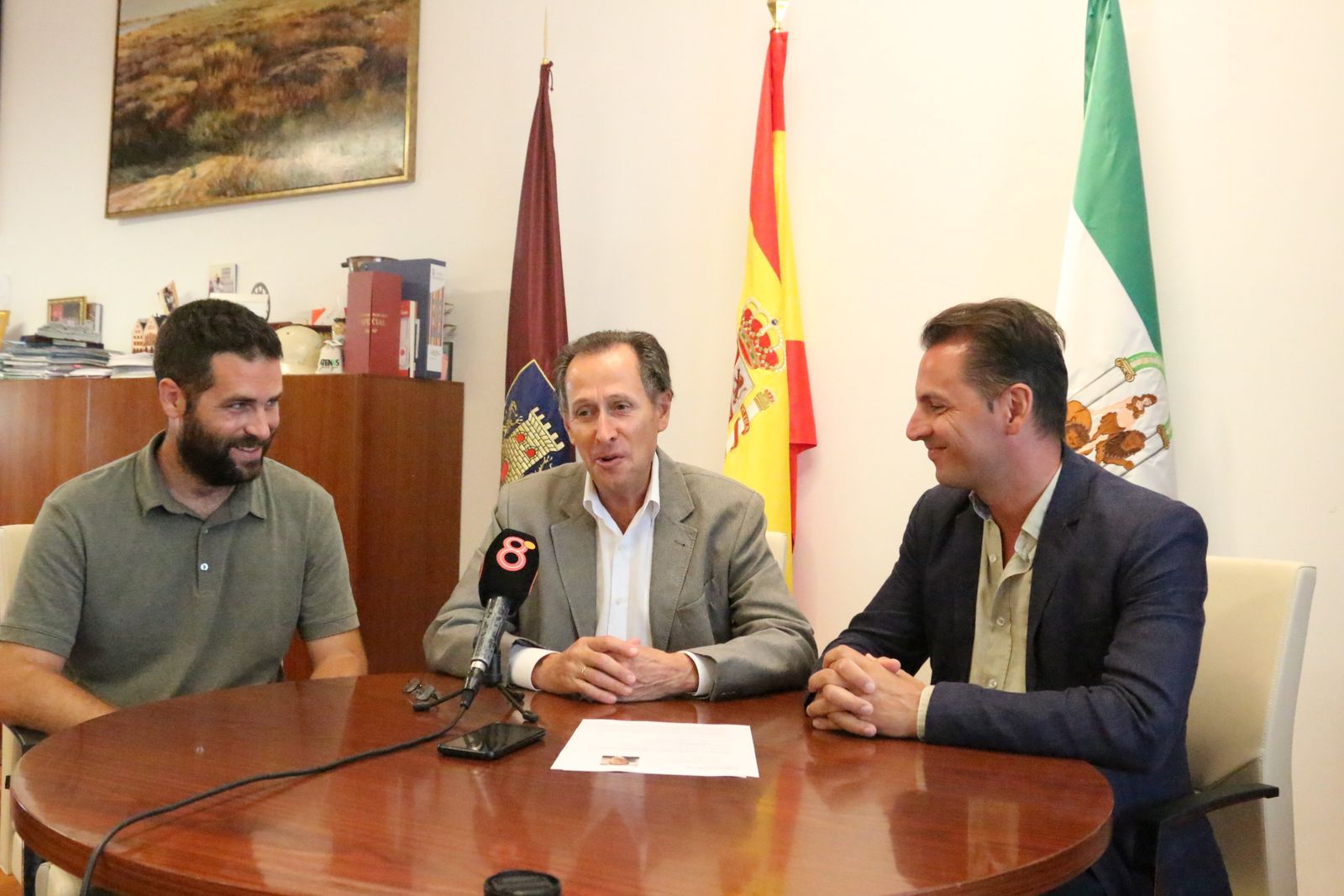 El nuevo gerente de Chiclana Natural (a la derecha), durante el acto celebrado en Alcaldía con el regidor y el delegado de Medio Ambiente.
