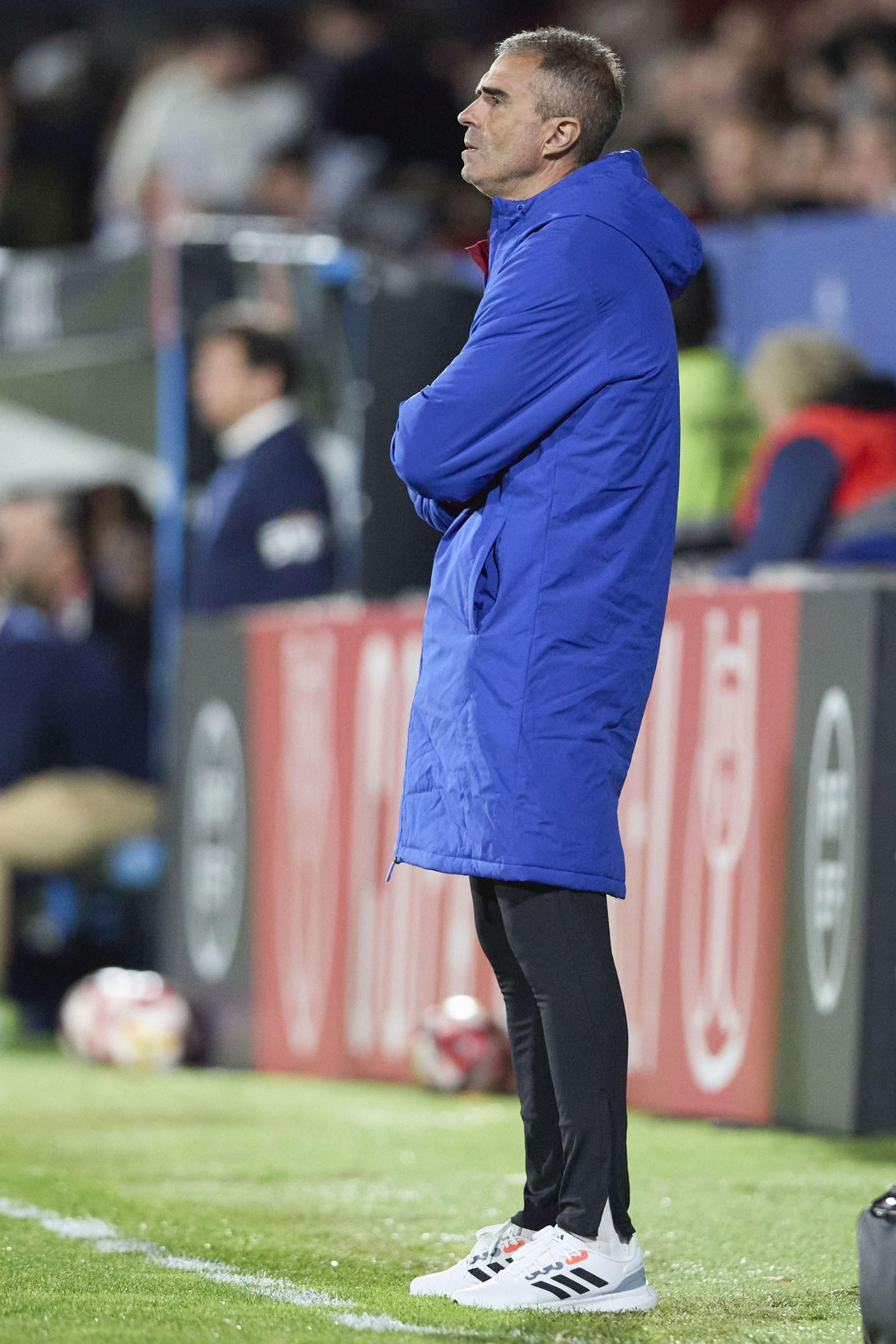 Gaizka Garitano observa el partido de los almerienses desde la banda de El Prado.