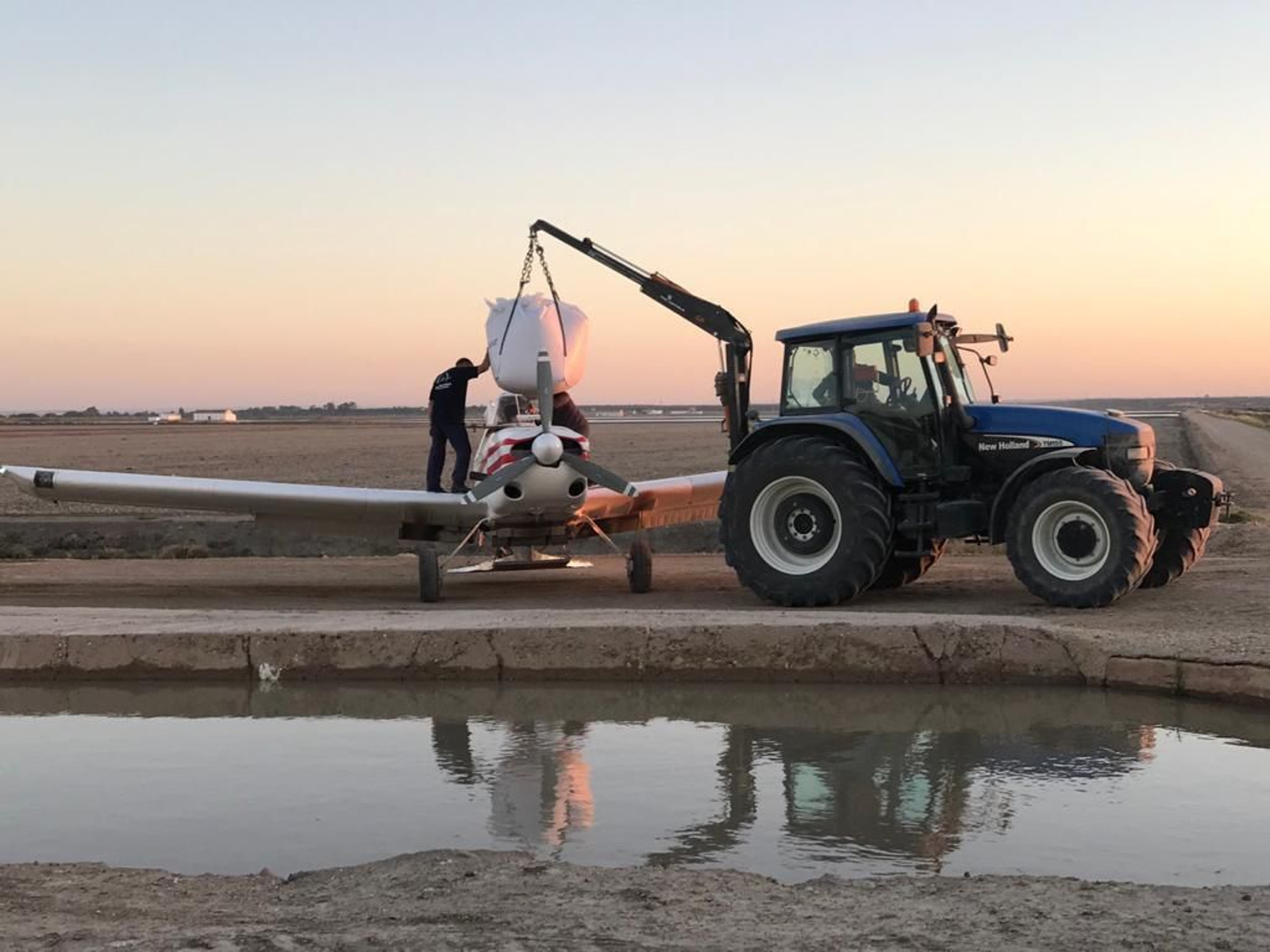 Tareas de traslado de la cosecha en un campo de arroz. Tareas de traslado de la cosecha en un campo de arroz.