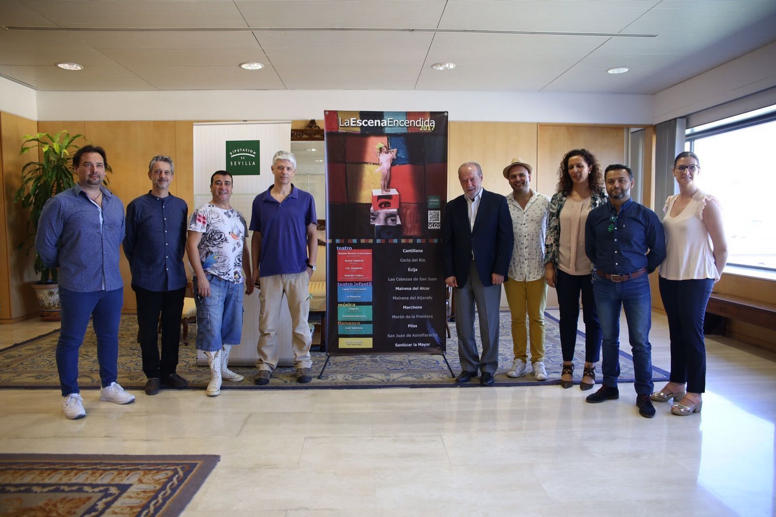 Posado de artistas y responsables locales de cultura de la provincia junto a Villalobos y la diputada de Cultura.