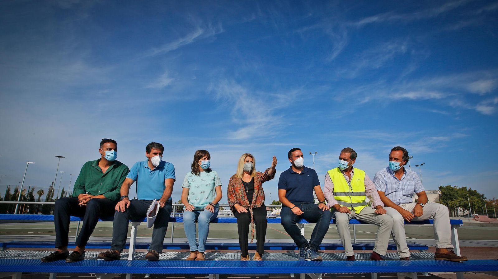 La alcaldesa, con miembros de su gobierno y técnicos municipales, ayer en Chapín.