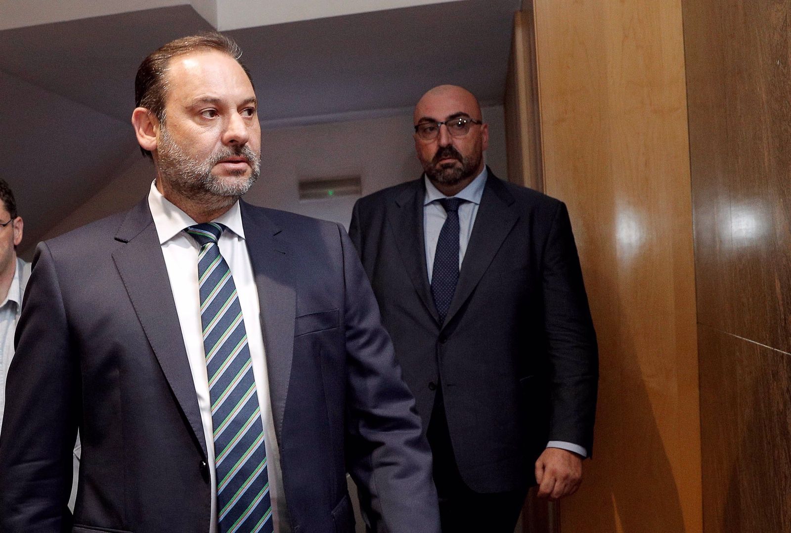 Koldo García  (d), junto al entonces ministro de Fomento, José Luis Ábalos, en 2019.