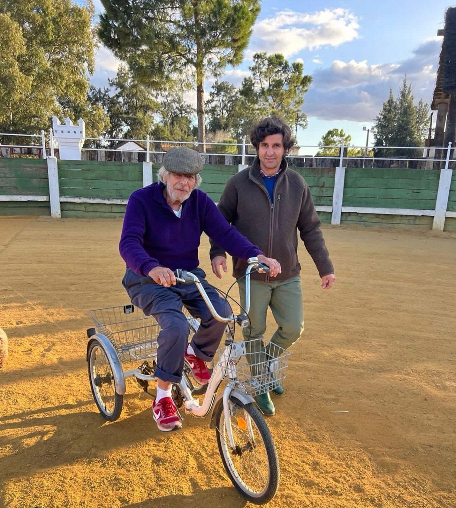 Morante con Rafael de Paula en una imagen publicada por el apoderado del diestro cigarrero, Pedro Marques.