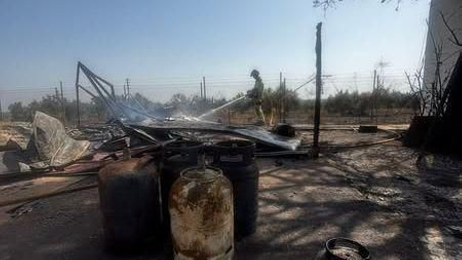 Estado en el que ha quedado el almacén donde se originó el fuego.