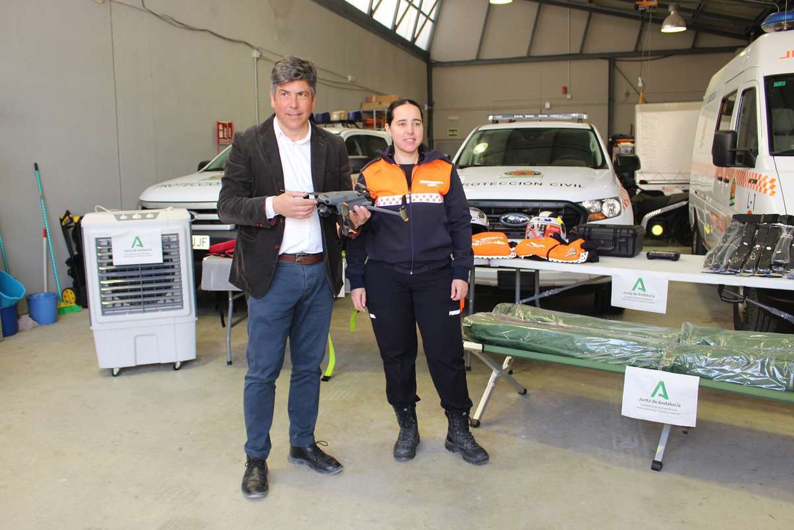La jefa de Protección Civil de Montilla, Alicia Fernández, junto al alcalde, Rafael Llamas.